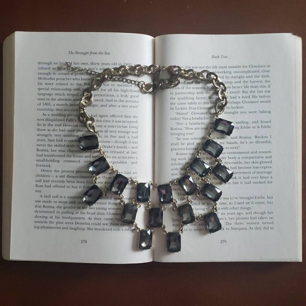 โTheโLimitedโGrayโandโGoldโChainโNecklace